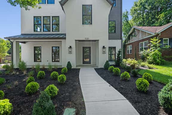 Rooftop Retreat: Steps to Downtown Square - Image 1
