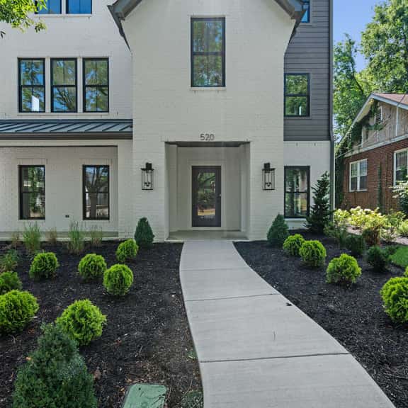 Rooftop Retreat: Steps to Downtown Square - Image 1